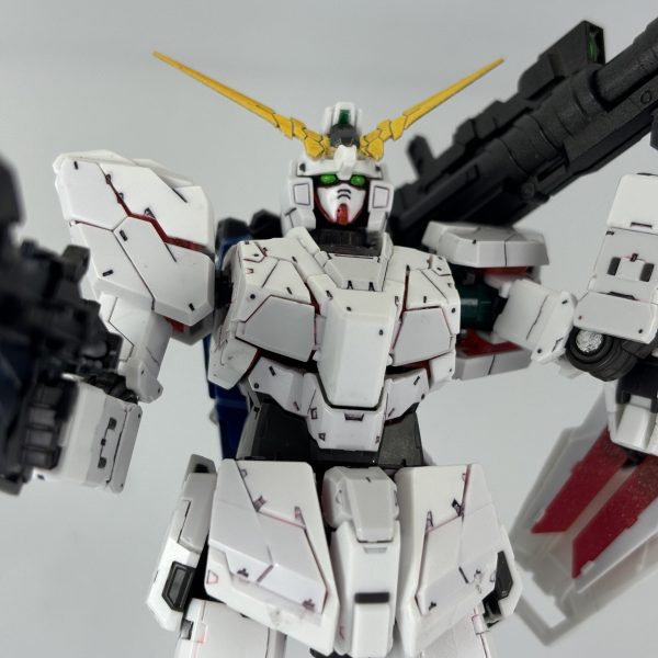 rg ユニコーンガンダム完成したんですがポージングが撮れるまでは制作日記つけていこうと思います。今回のツインアイはオーロラシールです！ユニコーンモードはオーロラ、デストロイ時は筆塗りしました！（3枚目）