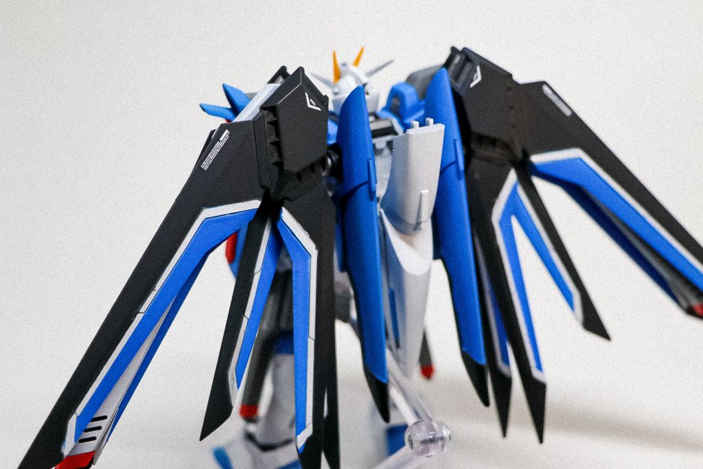 手、脚、腰、首の延長。肩アーマーの幅増しして隙間埋め。スジボリ、プラ板貼ったりでディテールアップ。シールドはギミック無しにして薄く加工しました。