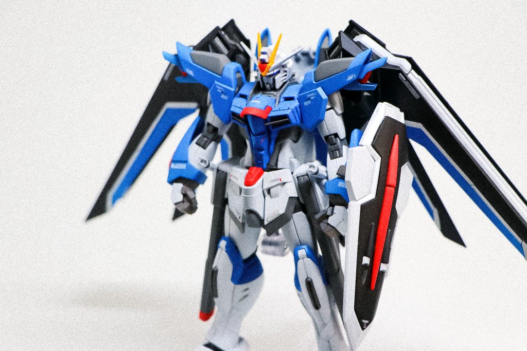 マグネットスイッチLEDを頭部に仕込んで発光。三角屋さんのハンドパーツを使用しました。