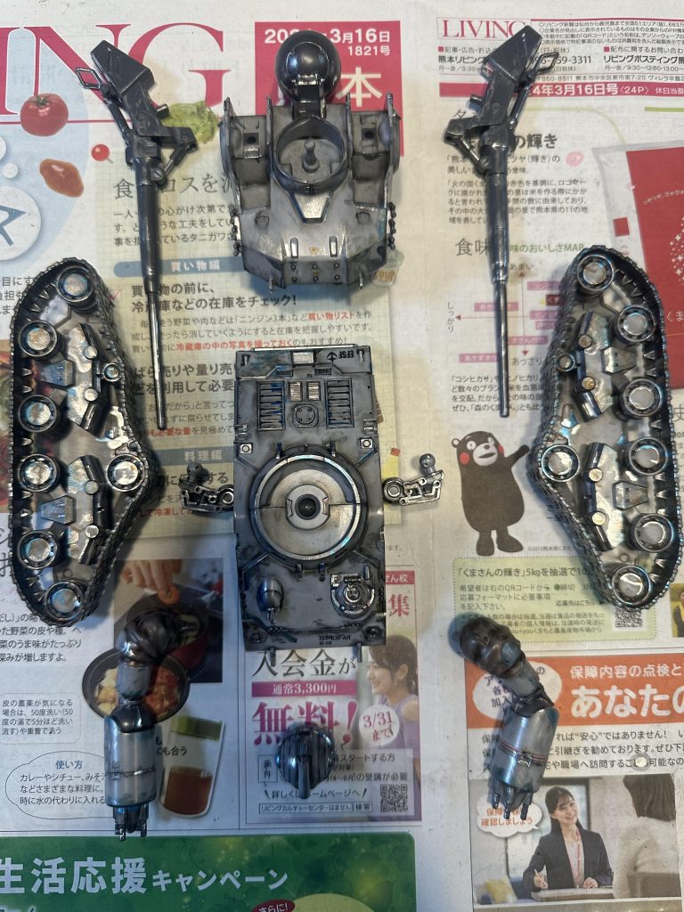 制作工程ってもこれぐらいしか写真撮って無かった…ウェザリング途中ですかね、今から組み立てる所です