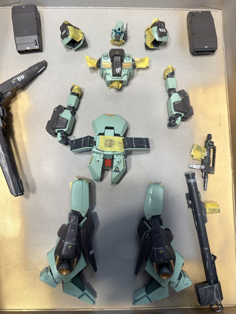 バラしてシール貼りあえてここで艶消しスプレーを降ります水転換シールなので一度スプレーをしないとウェザリングの時に剥がれてしまうので