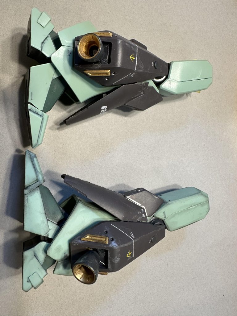 あえて片足だけ汚して比較していきますねまずはススで全体的に暗くなるように