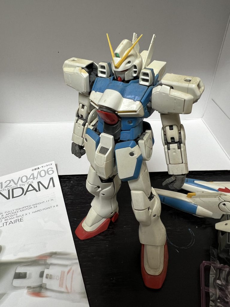 リサイクルショップで見つけた汚れがひどくパーツ一部欠品だった990円のMGをオリジナルカラーで塗装をしました。色々難ありだったがとてもやり甲斐があり楽しめました！スカートアーマーをめくると蜘蛛の死骸がいたりパーツをバラせば破損したりとなかなかでした(gundam-kao9)あとコアブースターのおまけ付き(gandam-hand1) 