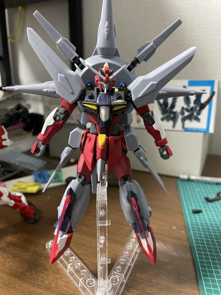 素体はほぼイモジャです。頑張ったのはサイドスカートと脚部です。脚部はプロヴィデンスを活かしつつ、ジャスティス特有の脚サーベルをつけました。