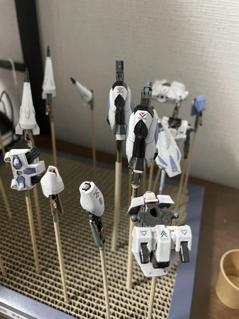 初めて水転写デカールを随所に貼りました。失敗したなと思ったのは、モールドの掘り直しをもっとすべきだったこと。次に活かします。