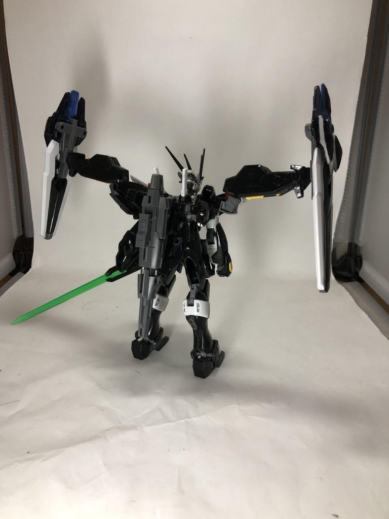 基本状態本装備の武装は全てオールレンジ攻撃に対応している。2枚のシールドはそれぞれ分離し、ガンビットとしても使用可能な攻防一体の武装となっている。また両前腕部に装備可能であったり、オールレンジで使用中でもシールドとして機能する。またシールドとして機能してる間はビームバリアが展開されているため、有効打が限られる。(水星本編と仕様が同じ)ライフルはガンビットと合体して高火力を出せる。またライフルがオールレンジ攻撃中であってもガンビットとの合体・高火力攻撃が可能である。