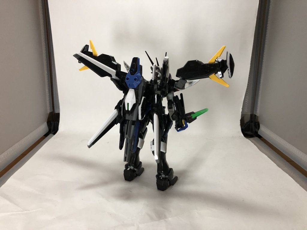 ハイマニューバモード分離したガンビットを機体各部に装備することで機動力を底上げする形態。この形態時は、オールレンジ攻撃が使用出来ず、一撃離脱戦法を軸として戦う。