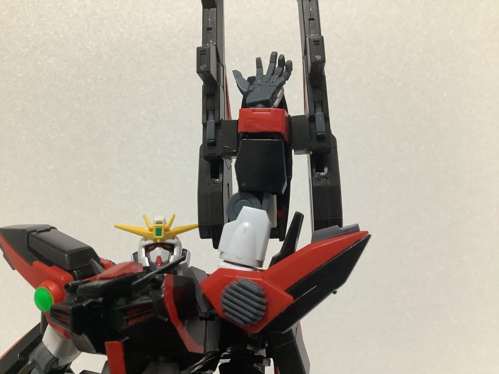 左腕のショートシールドにバスタードッズライフルを装備して