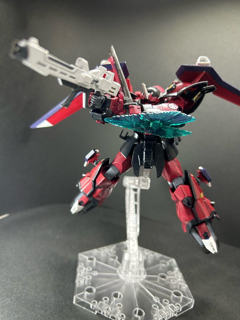 高エネルギーライフル。腕部にはドムから受け継いだビームシールド。