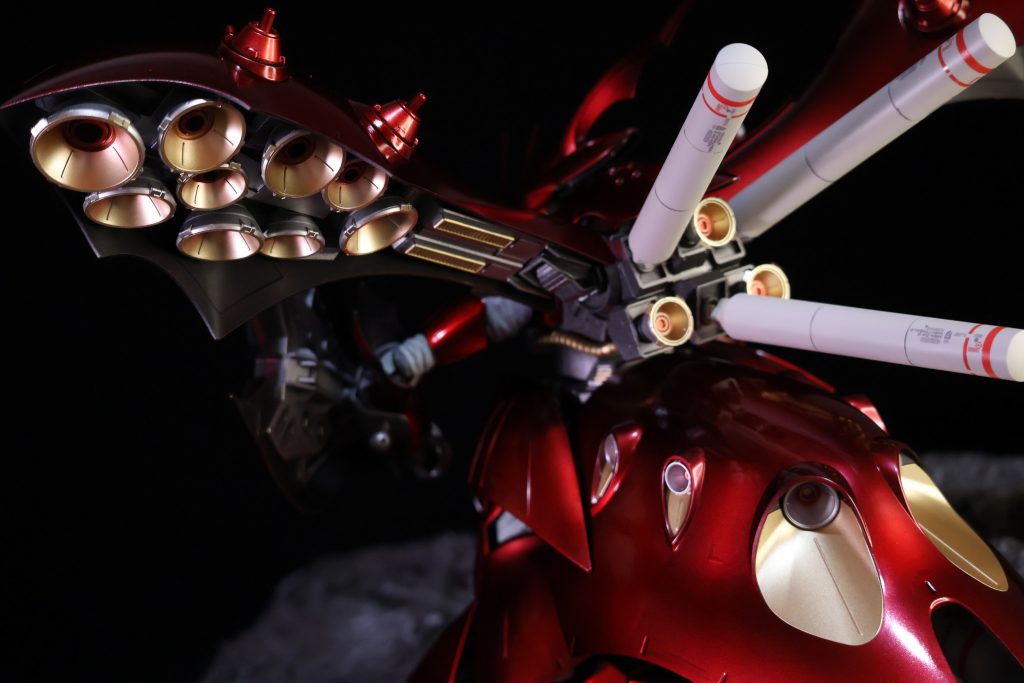 皆さん苦労するのが大量のバーニア今回はゴールドと赤でグラデーションをかけました焼け表現もしてみようかと思いましたが数の多さで断念