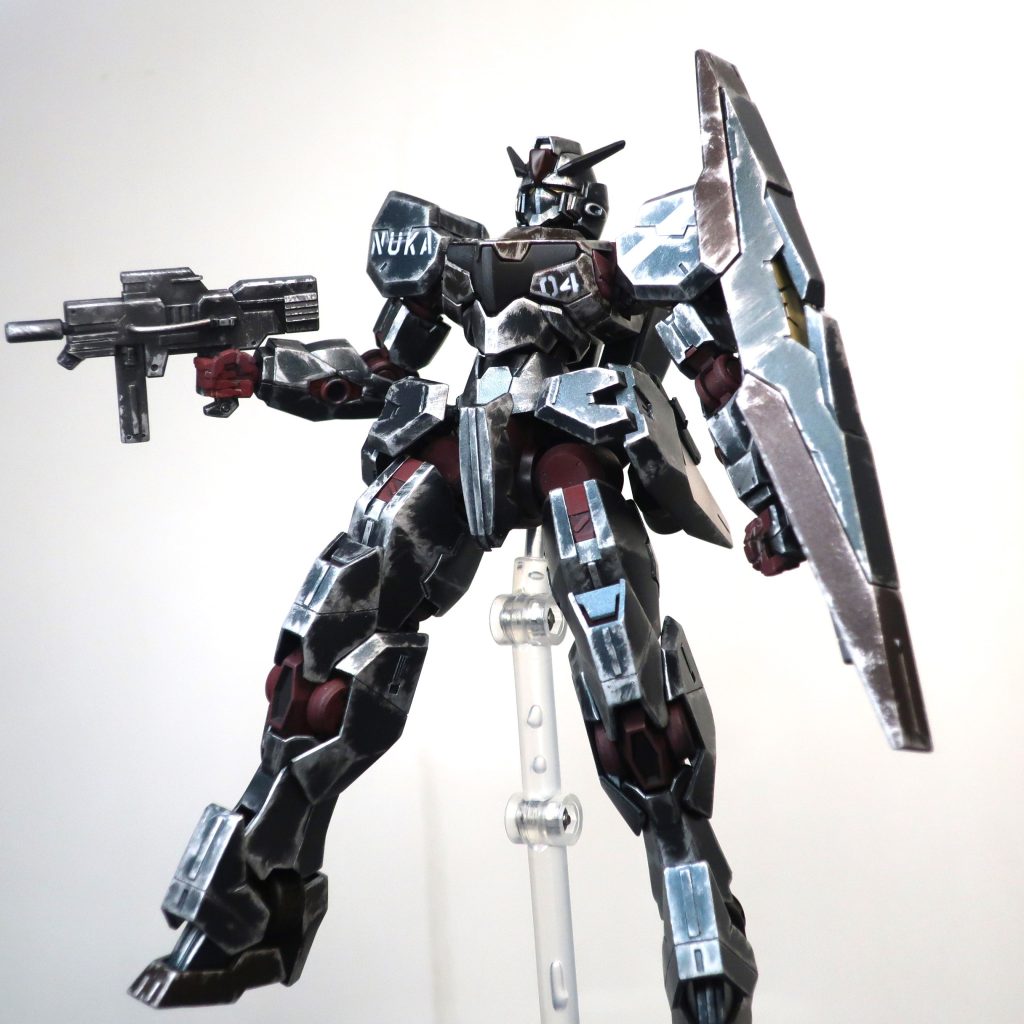 プラ板等で装甲のディティールアップしました。（行き過ぎた）ハゲチョロ塗装はやっていてとても楽しかったです。　塗料はエナメルではなく、ラッカーで行っています。（乾くのが早いから）宇宙空間では さびないのでハゲチョロは銀色のみの塗装です。