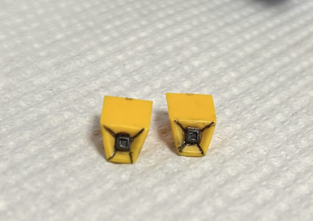 肩アーマーのスラスターらしきところだけ市販のバーツでディテールアップにチャレンジしました。