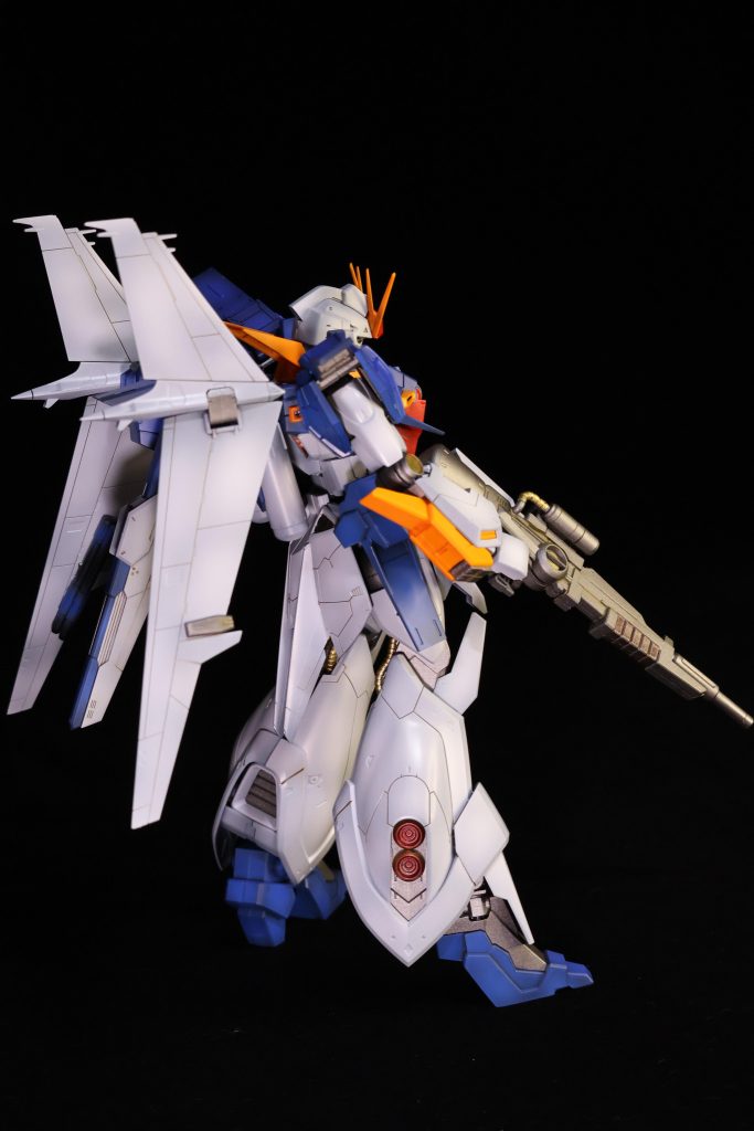 RE100 には内部フレームはありません。1/100というMGの大きさでHGの作りやすさ。少ない労力で大きな作りごたえが得られるので私は好きです。惜しむらくは商品ラインナップが少ないこと。もっと種類があってもイイと思うのだけど。 