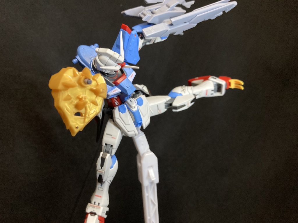 哺乳類で卵産む種族毛むくじゃらの体、まさに怖いもの無しですすごい身体能力平たい尻尾とクチバシ彼の声に女性はメロメロでしょう 