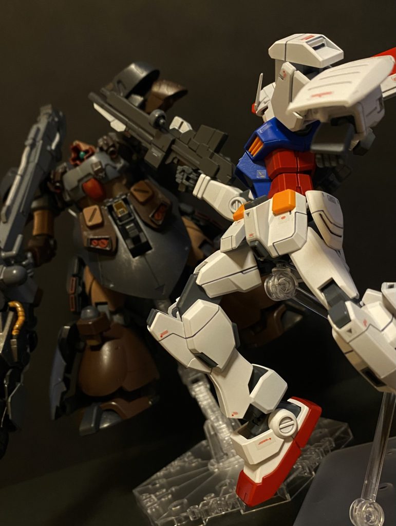 笑っていた。と思う、酷く凄惨な貌をして。私の中で何かが変わったのがわかる。変わってはいけない何かが…。それと同時に自分とガンダムが一体になったようにも感じた。今までにないほど機体を自由に動かせる。そしてそれは相手のドムにも感じられた。戦い始めて間もなく、その動きはどんどん良くなり、人機一体とはこのことか。私も、あのドムも。 ビームが効かないことを知るや、早々とライフルは捨てた。今はサーベル一本で相手の全てを捌いている。ファンネルを切り払い、サーベルとサーベルがぶつかり火花が散る。そうして何度目かの接近の時、ドムの右腕が巨大なバズーカごと吹き飛ぶ。一瞬、動きが止まるものの、私もドムもすぐに体勢を立て直し距離をとる。ビームライフルによるものではない。遠ざかるドムの破壊された部位を見る。フレーム鋼材の破損の様子やまるで消し飛んだかのように破壊されたことから、恐らく実弾。対MS用ではない、対艦用の大口径弾。ヨハンさんの狙撃…? …そういえばヨハンさん、えらい古いライフル持ってたっけ。と、いけない。目の前にドムの放ったミサイルが迫る。不規則に動くミサイルをかわし、サーベルで切り払う。この状況で中距離戦は不利だ。迎撃したミサイルの爆発を利用し、一気に距離を詰める。しかし、機体ごとぶつけるように振り下ろしたサーベルは、ドムの左腕から発振されたビームサーベルにより防がれる。ビームとビームがぶつかり互いの機体が包み込まれるほどのスパークが、光が広がる。…その時、それは起きた。