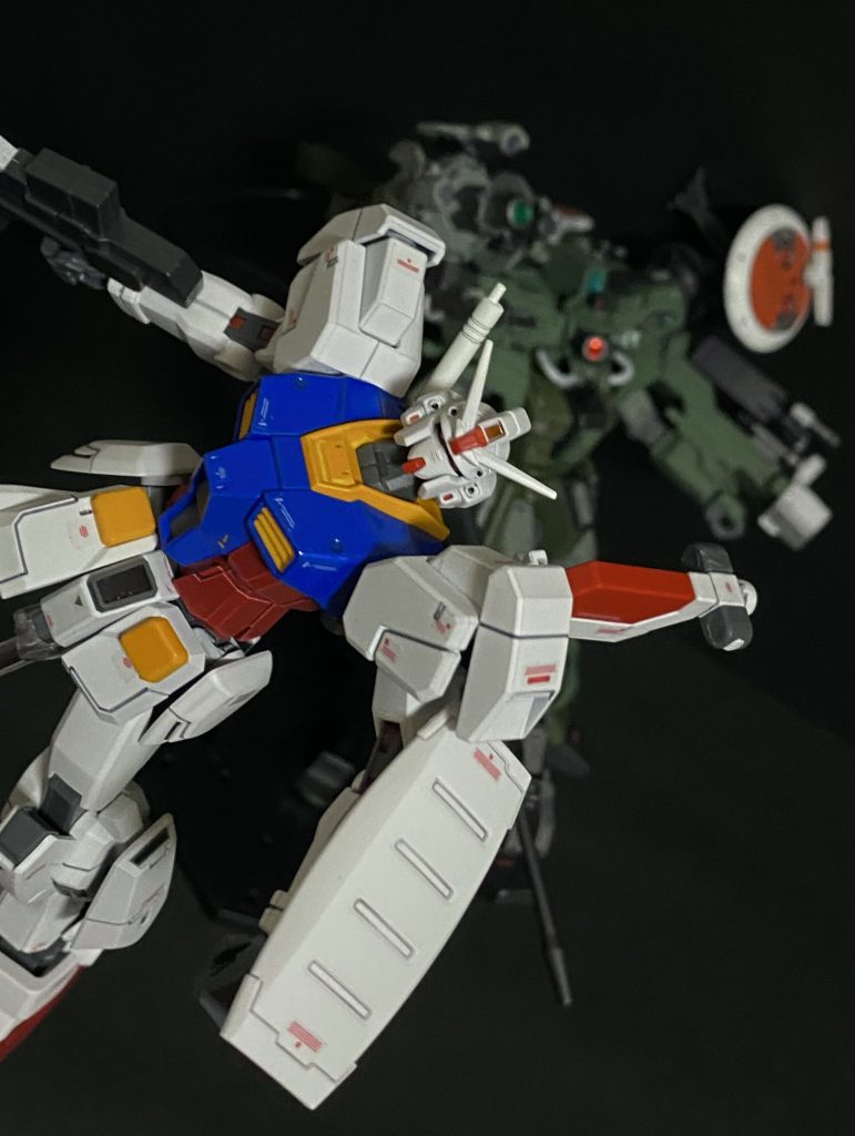 「ダメだ。ケイリー、先行しすぎだ」 僚機のEWACジェガンを試験観測用に改装した「サイクロプス」のパイロット、ヨハンさんの叫び声にも似た声が聞こえる。でも私はそんな声など聞いていられなかった。冷静さを欠いていたのだ。モニターの中に「あの」ドムタイプの機体を確認した瞬間、私の中の何かが壊れた。私のやってきたことが、私の信じてきたことがバラバラになった気がしたのだ。あの時、私はあのドムを撃墜した。パイロットの命を奪ってしまった。 私は戦争が嫌いだ。にもかかわらずMSに乗っている。戦争の道具に。そして戦っている。MS自体は好きなのだ。技術者として見るならば、人型の「ロボット」に夢を、未来を感じるからだ。甘い考え方だという事は自分でもよくわかっている。私は戦争が嫌いだ。だから、せめてパイロットの命は奪わない。ヨハンさんからは甘いと言われる。何度も、何度も。それでも、私はそれが正しいことだと信じて。