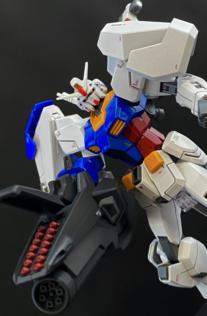 みんな大好き複合兵装。ビームガトリングに、マイクロミサイル。ミサイルの両脇に90mmマシンガンが。右腕を覆うように装備する。右肩に装着されているのはビームガトリング用のエネルギーパック、左肩にカウンターウェイトの役割も持つアーマーユニットが装着される。 これらのユニットは同時に装着することもできたようだ。