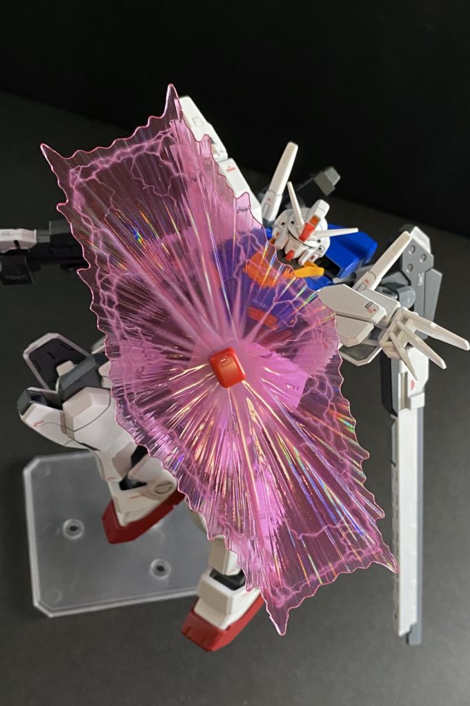 ビームシールドを展開して。あくまでデータ上の数値だが、ビームの展開速度に難があったようだ。シールドとして、瞬時に防御体制に移れないのは致命的だろう。 最終的にこの機体の喪失により、これらの開発、アナハイムとの競合は無効。競合自体が無かったことになったものの、この機体に関わったほぼ全てのスタッフがフォーミュラプロジェクトに参加している。また、噂ではあるが、そのプロジェクトにおけるF90開発責任者が、彼らを直接引き抜いた。という話もあったようだ。彼らの作り上げたガンダムカリステフス。まるでRX-78-2を彷彿とさせるこの機体に何か思うところがあったのかもしれない。