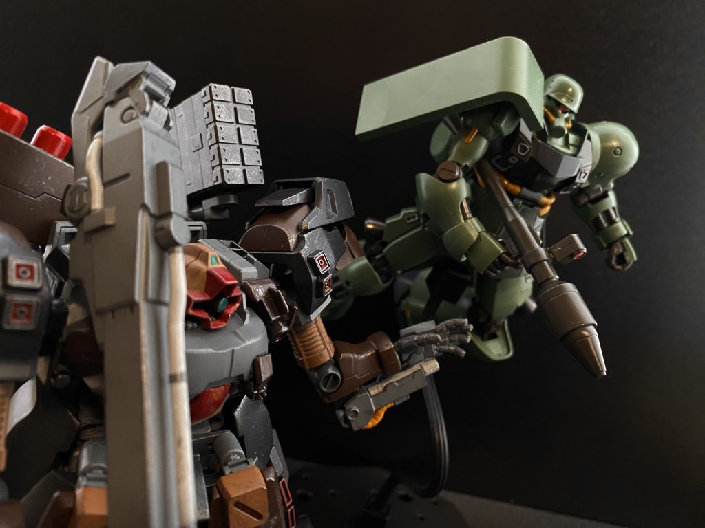 モニターの中に白い機体を捉える。「アイツだ。あのガンダム…」 ドム。ドム・カーリマのコクピットの中で、アリシャ・アミンはギリリと歯噛みし、静かに吠える。父親を奪われた怒りを、操縦桿を握り込むことで抑える。「クルト少尉。手筈通りにお願いします」 冷静な声が出る。自分で思うより冷静な声が出たことに驚きながら、あのガンダムを、父親の仇を討つための作戦を反芻する。とはいえ、作戦というほど大げさなものでもないのだが。前に戦った時、脅威は目の前のガンダムではなく、見えない狙撃機の存在だと判断した。ビームライフルによる狙撃。これに対処する為に、クルト機にビーム攪乱幕の弾頭を山ほど持たせた。そして、狙撃の届かない位置から散布してもらい待機。ドムにはIフィールドを装備、元はMA用の物だそうだ。これにより、ビームでの狙撃を無効化する。ガンダムの相手は、もっと単純だ。アレは、スポーツでもしている気なのか、コクピットを狙ってこない。であれば、いくらでも対処できる、ビームが効かないことが解れば、サーベルによる接近戦。狙われる場所が限定されるのならいくらでも捌けるだろう。私達の作戦。それは、狙撃機を完全に無視、私のドム、父の形見のドムでガンダムと一騎討ち。単純極まりないものだ。「クルト少尉、援護はいりません」 我ながら冷徹な声が出たと思う。すみません、少尉。心の中でそう付け加えると、重い、やけに重く感じるペダルを踏み込む。