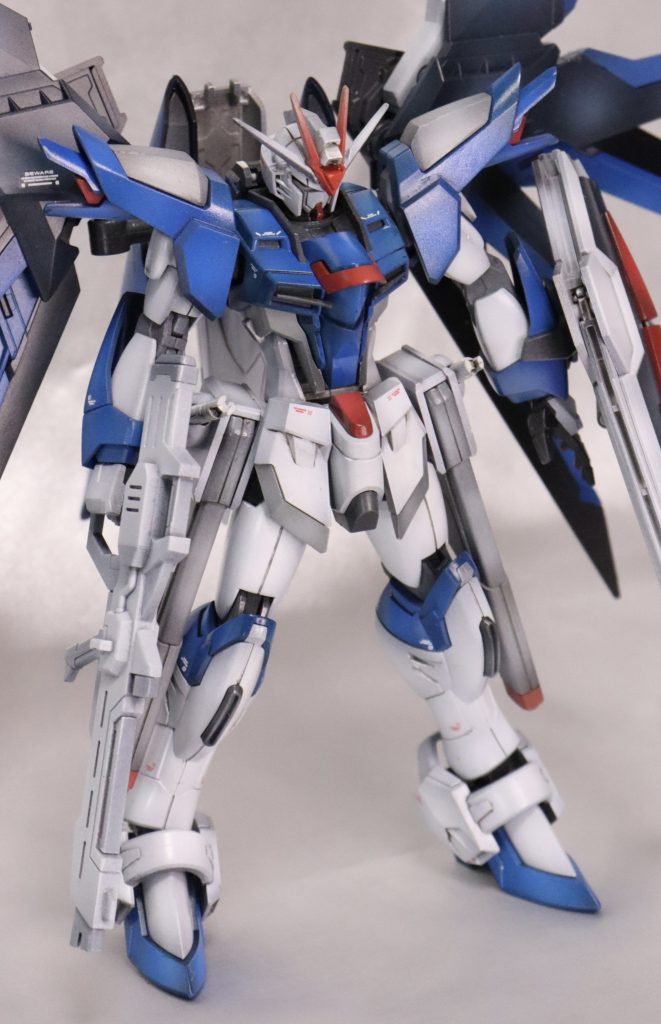 青は紫によりすぎず、インディブルーによりすぎず、良い色になりました。クリアブルーの重ねで調整しました。赤もシャインレッドとモンザレッドを重ねて調整してます。ちょこちょこ塗り分け無視したり、配色を変えてます。