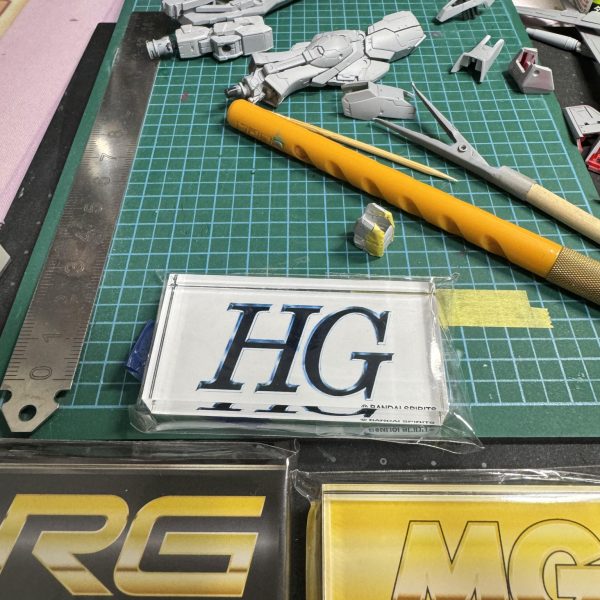 とうとうサザンクロス隊が揃いました！あとHG、MG、RGのアクリルロゴをガンダムベースで交換してきました。RGストライクは最終のマスキングに進みました。RGの塗装は大変ですね…（2枚目）