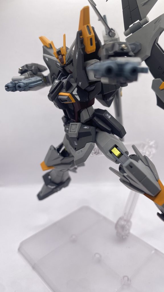 ノワールと言えばのガンガタ塗装中は色が思いの外、明るかったもんで失敗作になるかと思ってましたが艶消し吹いたら随分と落ち着きまして。トップコートって偉大この後のアピールショットでもお分かりになると思いますが使用している撮影ボックスがかなり小さいのでポージングに難ありなのが心残り