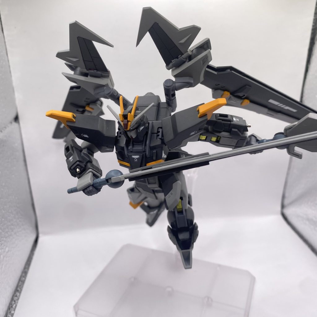 撮影ボックスのサイズが小さいという意味がお分かりでしょう。素立ちなら余裕なんですけどねぇ。SEED系のMSはバックパックのボリュームが凄いのでこのサイズじゃ派手なポージングはちと厳しい。そろそろ大きめなサイズ購入を検討すべきか?「ところで腕に付いてんのはなんぞや」と思った方も居ると思うのでここらで改造に使用したキットやらの解説を。要らんわと思う方は読み飛ばしてもらって結構です。ベース→HGCEフォースインパルスガンダム肩、バックパック→HGBDガンダムラブファントム腕追加装備、ふくらはぎスラスター→HGUCペイルライダーDⅡ及び同キット余剰パーツ膝装甲→HGBFガンダムアメイジングストライクフリーダムこんなもんでしょうか、胸部や頬にはプラ板を使用していますが精度の低さがヤバい。(語彙力低下)他に気になる点があればコメント下さい。すぐには返信できませんが出来る限り対応しますので。ここまで見てもらいありがとうございました。