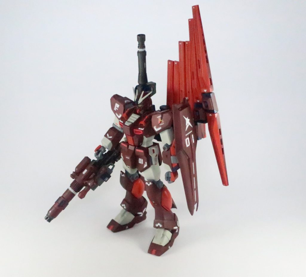 このコンセプトは、かつて連邦軍が建造したヘビーガンダムと同じである。本機もまた、装甲厚を増し、携行武器と固定武装はもとよりフィンファンネルに至るまで破壊力を増強している。なお、フィンファンネルを装備していることからも明らかなように、本機の想定パイロットはアムロ・レイ大尉（当時）であった。