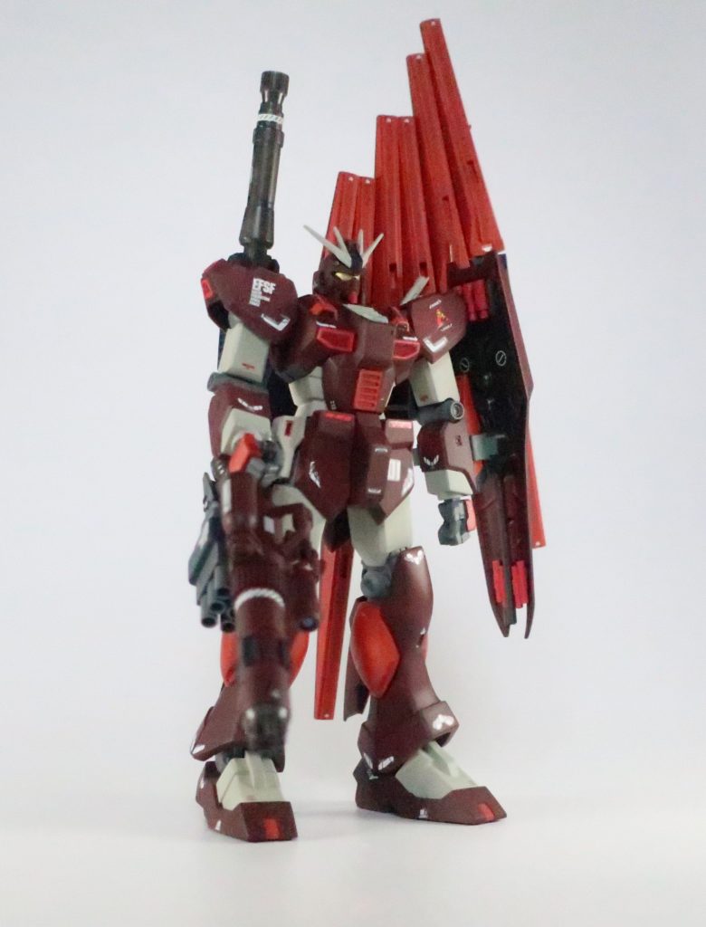 肩と腹のブロックはポリパテ製です。ヘビーガンダムのコクピットブロックは球形ですが、太って見えるのでシャープにしました。シールド裏にグレネードを追加。