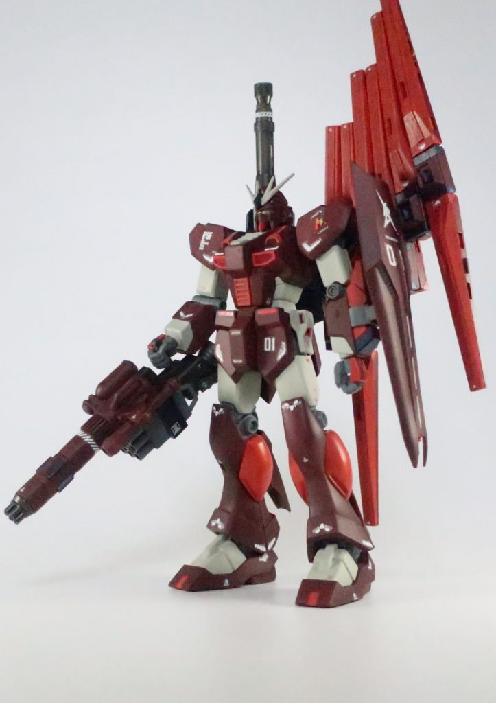 νガンダムのヘビー化です。ヘビーガンダムは脚が太いので、こちらもポリパテで太くしています。カラーはMGヘビーガンダムっぽくブラウンを基調にしています。流行りに乗ってデカール多めです。