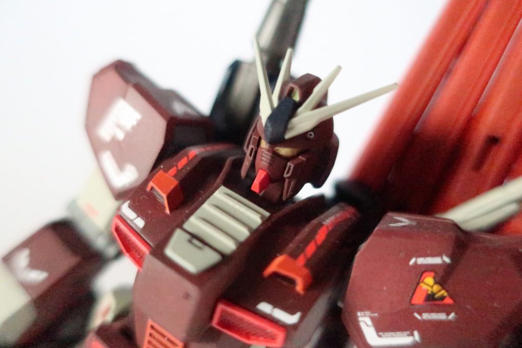 ツインアイはパテで埋めてバイザー型にしています。ひさしの突起があるせいであまりバイザーにに見えませんね。画像が潰れていますが、胸のダクトにひし形のエッチングメッシュを貼り付けています。