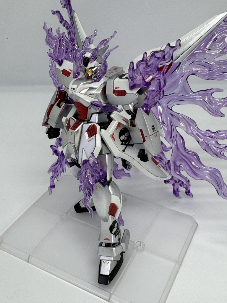 まずは右側から。私の作品は常にこちら側から見た時に大型のデカールが見えるようにデザインしています。逆に反対側には型式や部隊番号を貼ることが多いです。 今回はクロスボーンということでも勿論ドクロをぺたり。デカールは松本零士先生デザインのドクロデカールセットです。大きめのデカールが多く、HGには少し使いにくかったですが同じデザインのデカールがたくさん入っているのは嬉しいですね。AoZのT3部隊証とか黒い三連星とか、同デザインだけをたくさん詰め込んだデカール出して欲しいです。