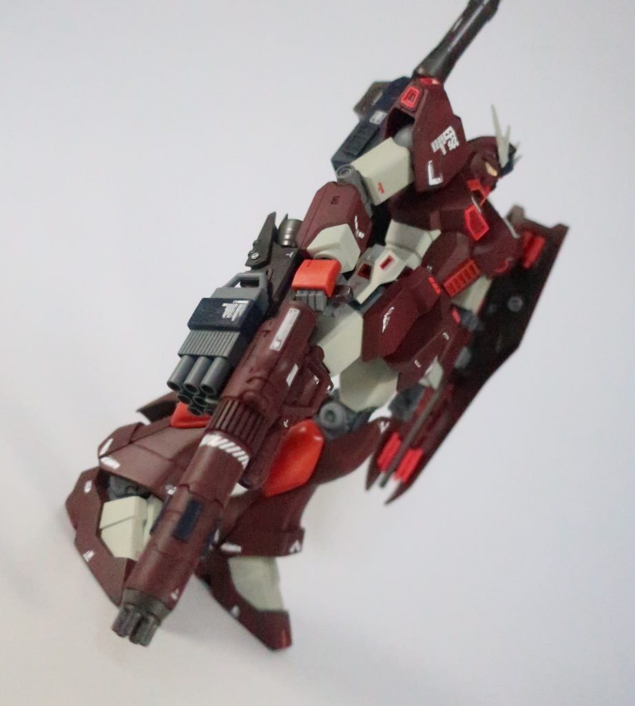 以下、俺設定の駄文～～～本機はRX-93νガンダムの派生型の一つである。すでにHWSによる重装化が提唱されていたが、本機はオプションによるのでなく、装甲厚を増し、武装を強化することで重装化を図っている。