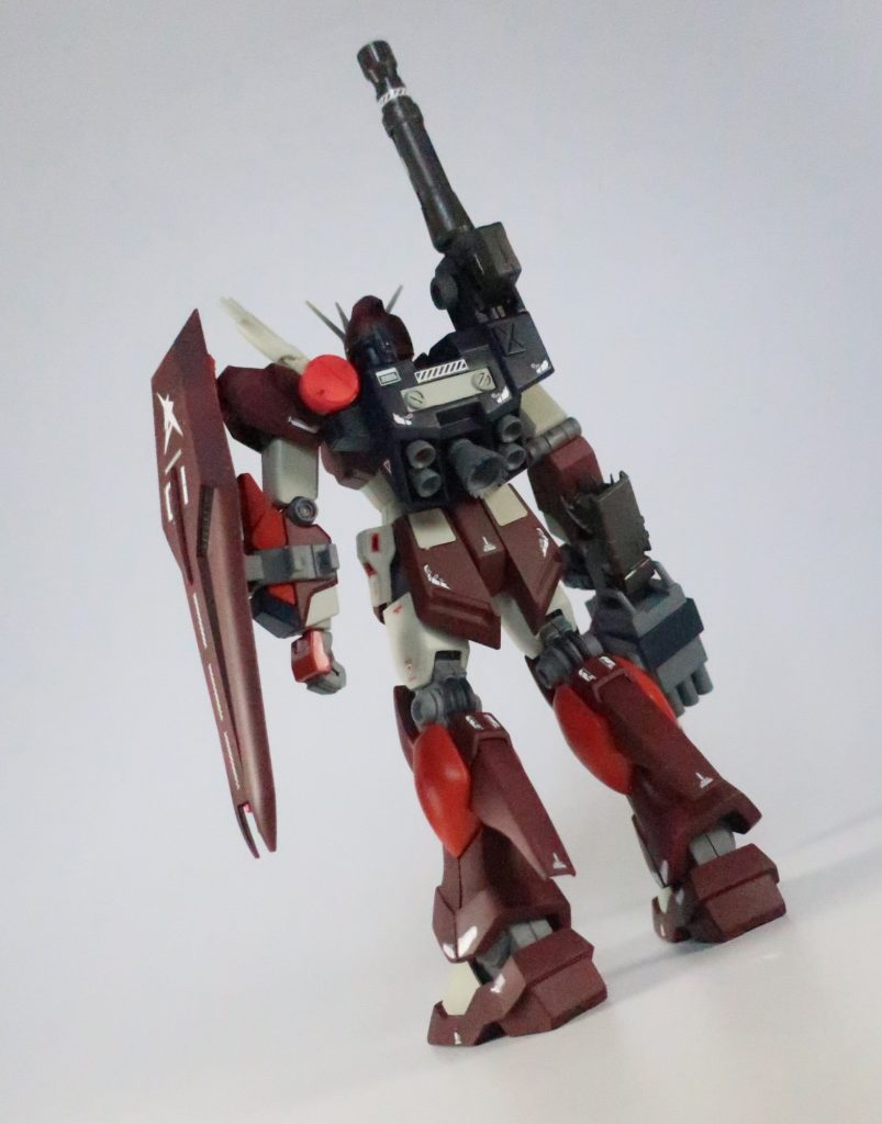 バックパックは元のものをベースにプラ材で大型化。ノズルを追加し、ビームサーベルを移設。キャノンはアフターパーツや30MMのパーツを組み合わせ。