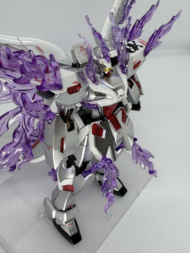 左側から。こちら側は普段に比べてかなりシンプルにまとめたのですが、デカールの量はこれくらいでも違和感ないですね。情報量を増やしたくてたくさんデカールを貼りたくなるのですが、いつもごちゃごちゃしてしまうなぁと思っていました。プロの作例などはデカールが少なくキリッとしている印象なので今回はそういう方向性でデカールを貼っています。