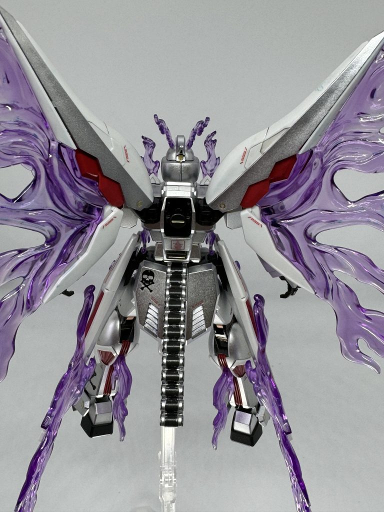 背面です。背面はほぼ光の翼に印象を持っていかれますね。大き過ぎて全体を写すのが難しいです。