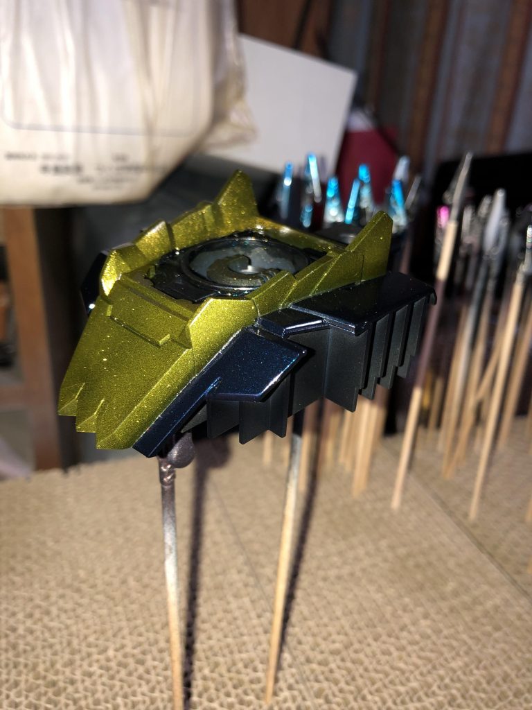 襟パーツはクレオスのウルトラゴールド 外装はガイアノーツのプリズムブルーブラックとプライマリーメタリックブルーを調色した色です(比率は3:1〜4:1の中間くらい)自分好みになるよう調色したので曖昧ですみません。