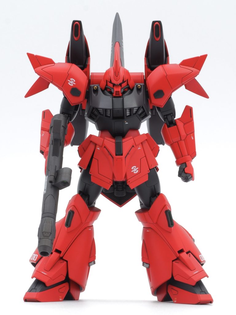 ご存知の通り、キットの状態だと腹部などがやたら長く大きいため、頭部や首や腹や股間を切り詰めまくって、よりゲルググらしい体型に調整しました。