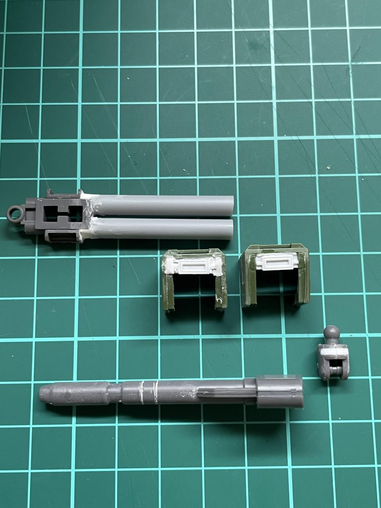 キャノン砲は合わせ目を消してみたのですが、『ムニュ』が甘かったらしく上手く消えなかったので、貼れるところにはプラ板を貼り付けて隠蔽しています。首の後ろ側の肉抜きはプラ板にて埋めています。肩の部分にMGではスラスター的な物があるのですが、HGでは無かったので、キットの余剰パーツを使用して、再現しています。塗装後、スラスターが、イマイチ目立たなかったので、ラピーテープを貼り付けています。