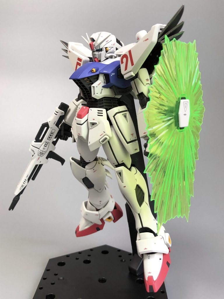 ビームシールドはやっぱりかっこいいです。公開当時、映画館で見てそのカッコ良さに震えました。胸部装甲と放熱フィンは機能性を追求したら見た目もかっこよくなった感じで好きです。