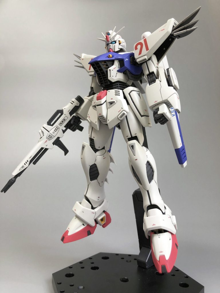 フロントスカートのバーニアとヒザの逆三角のカラーはイエローからグレーに変更してシンプルな印象に。ブルーとレッドはモデルグラフィック風の色合いにしました。ホワイトはスプレー缶塗装でウォーム系のレーシングホワイトです。