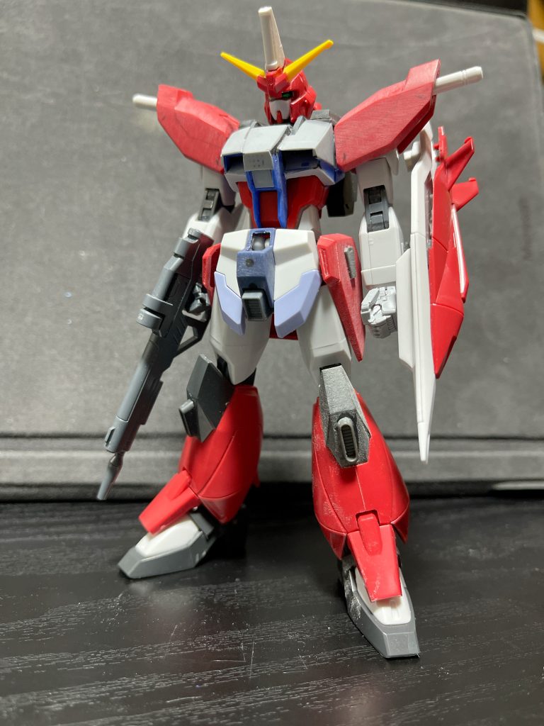 セイバーの頭部にインパルスの顔、胴体はインパルスをベースにしつつプラ板でほぼ作り直し。肩はセイバーで腕はインパルス。腰回りもインパルスベースにサイドとリアのアーマーはセイバー。脚は腿と膝関節がインパルスで膝から下はセイバー。足首の接続位置で2ミリほど延長。