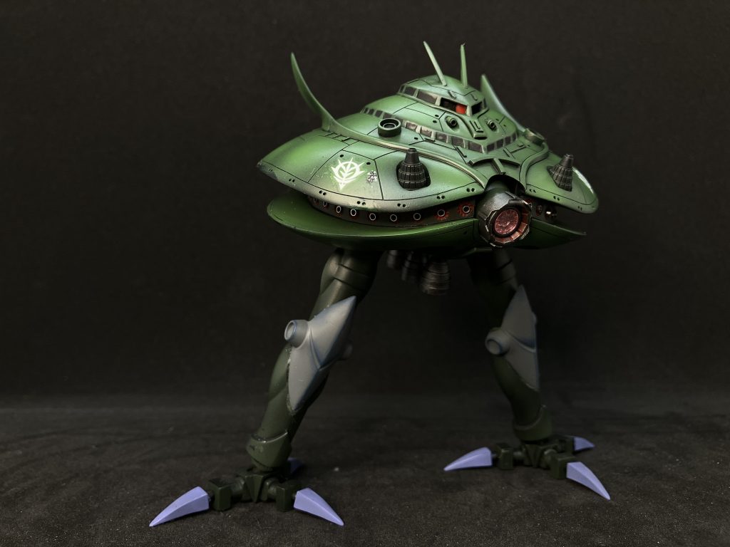 胴体周りのメガ粒子砲　ハドメを打ち込むのが大変でした。大型メガ粒子砲は100均で買ったパーツです。