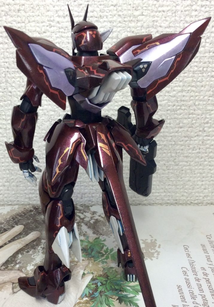 最初は黒く塗ってジルスベインにしようと思ってたのですが気が変わり、ゼハートの赤いコートと髪色をイメージしたカラースキームを考えてみました。赤い部分はメタリックブラックを混ぜて暗くしたメタリックレッド(アクリジョン)(写真だと反射でわかりにくいですが)薄紫の部分はアクリルガッシュのカラーパールライラック、白いところは同じくアクリルガッシュのカラーパールホワイトこれ作った頃はまだ水性ホビーカラーのパール系が出てませんでした。クレオス水性サフの上から全筆塗り。