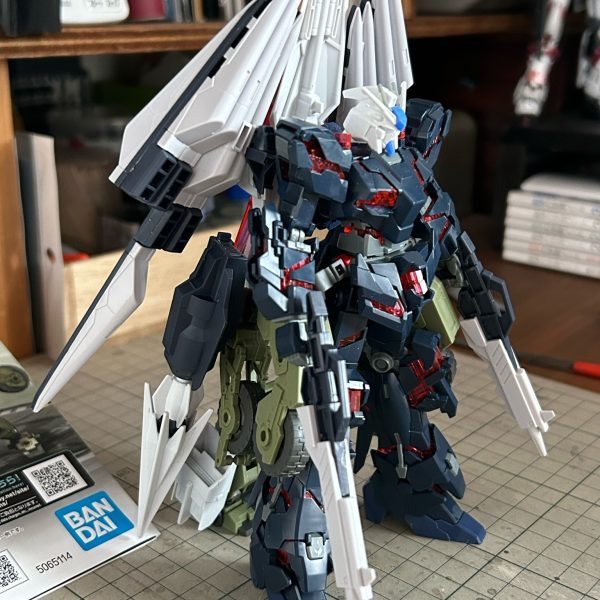 ４月（新年度）の忙しさになかなかガンプラに触れない今日この頃…。フェイクＨｉー ν 以降「ネタ的な作品」として，『息子と小学校１年生の時に一緒に作った夏休みロボットを「ガンダム化」してみる』という自己満足な企画に挑戦しています。当時のロボットのコンセプトは「変形してトミカみたいにコロコロ走るロボット」ということで，３０ＭＭのクアッドバイクのパーツを使って再現しています。バイクモードがなかなかカッコ良く仕上がったかな？※「バイクモード」へは差し替えパーツ無しの完全変形ができ，タイヤを使って本当にトミカのように転がるようにしてあります。（4枚目）