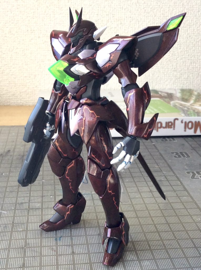 改造箇所は腹部の黒い部分をプラ板で3ミリ延ばしただけ。あとは角やアーマーの先端を削って尖らせた程度です。当初アンノウンエネミーと呼ばれ宇宙人ではとも言われていたヴェイガンの機体なので、宇宙人の謎兵器的な異質感が出せるよう、塗装などで工夫してみました。