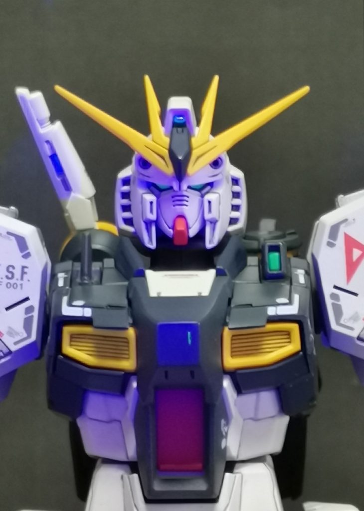 蛍光グリーン塗装とUVライトで少し目を光らせています。　　　　　　　ヘルメットひさし修正で少し目つきが変わったではないでしょうか。以上、最後までご覧いただきありがとうございました。道具準備などもあり完成までに時間がかなり経ちましたが楽しく製作ができました。