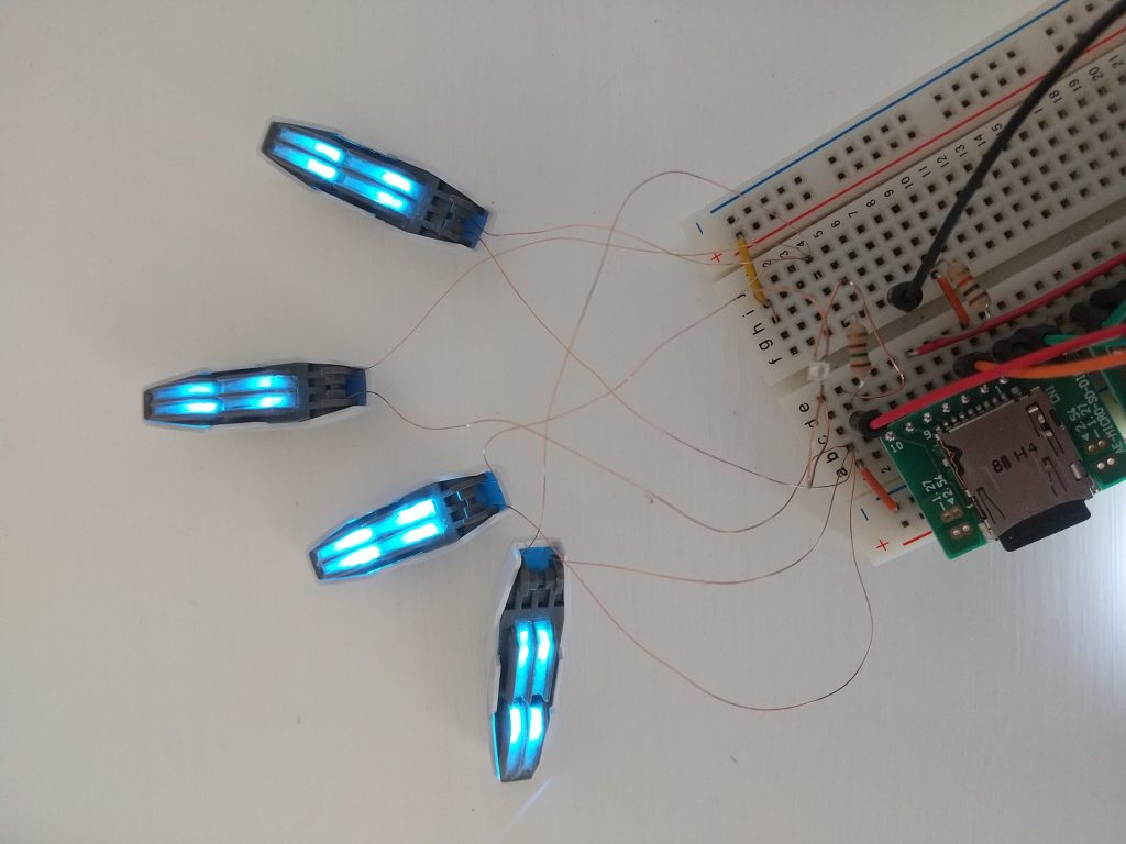 バリアブルロッドライフルのバーニアも、発光部を切り抜いて透明化&LED埋め込みしています。よくよく考えると、全体を透明化して非発光部を塗装で遮光した方が簡単でした…😅