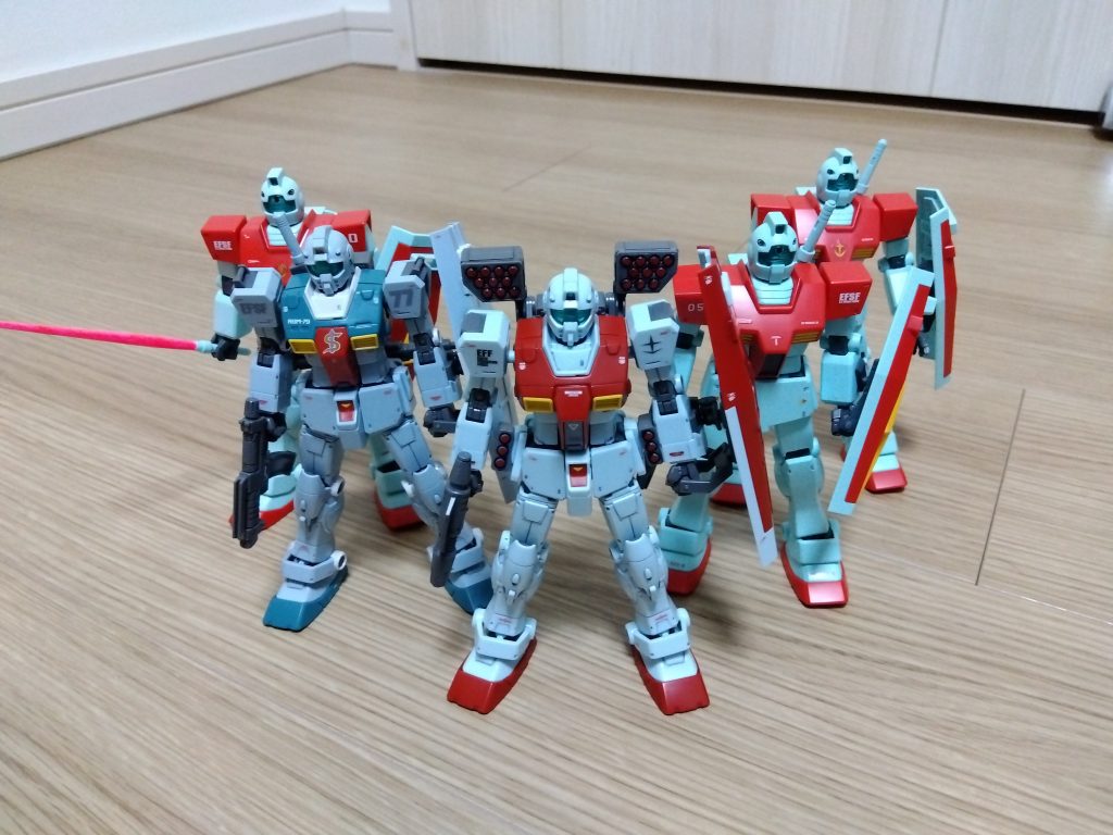 ジムチームで。左からHGUC(三体目)、スレッガーさん用、ミサイルポッド装備、HGUC(一体目)、HGUC(二体目)。HGUC版とはかなり見た目が違いますね。