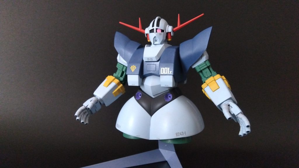 正面から。エアブラシ塗装→水転写デカール→トップコートつや消しの順で仕上げています。ジオングは一年戦争の中では一番好きな機体だったり。